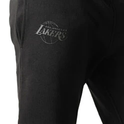 Pantalon De Survêtement New Era NBA REFLECTIVE LOGO JOG LOSLAK 10 Pantalon De Survêtement New Era NBA REFLECTIVE LOGO JOG LOSLAK -Hommes Vêtements Magasin pantalon de survetement new era nba reflective logo jog loslak 3
